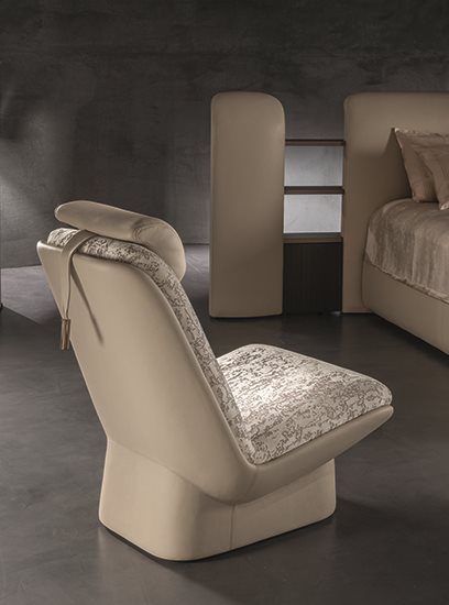 Armchair_Siri_Gallery_Preview_01_26